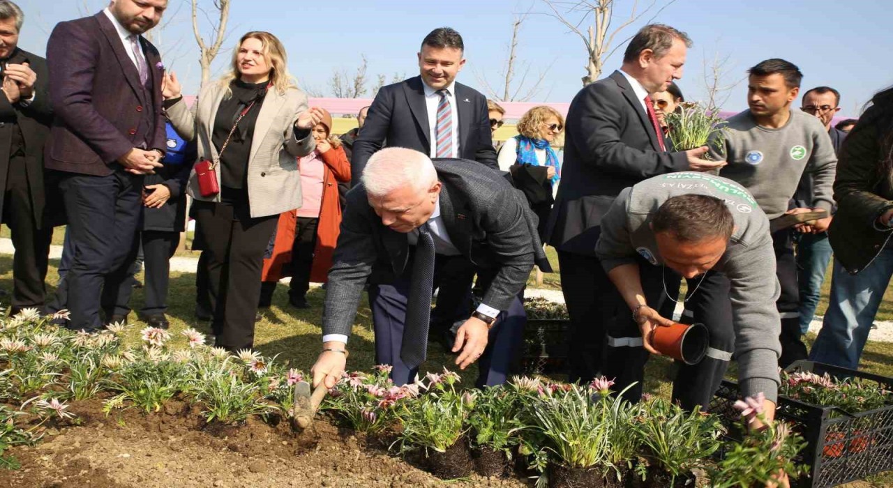 Kadınlar Gününde çiçekler toprakla buluştu