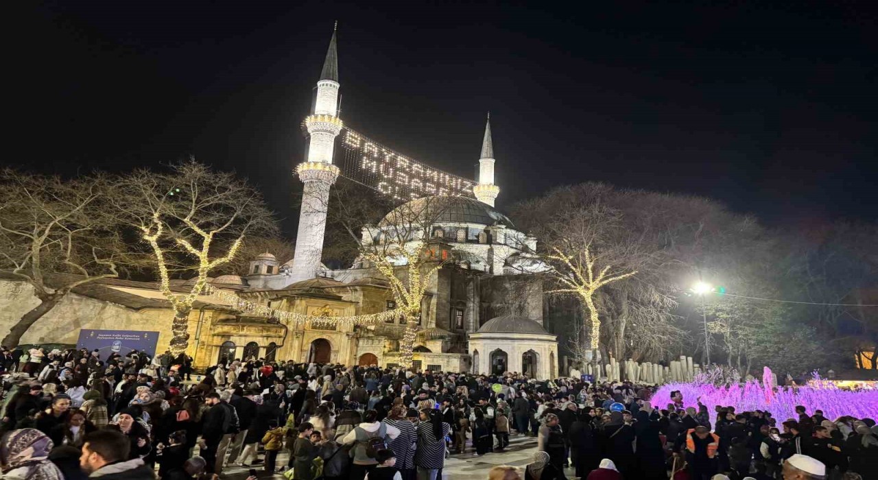 Kadir Gecesi nedeniyle binlerce insan Eyüpsultan Camiine akın etti