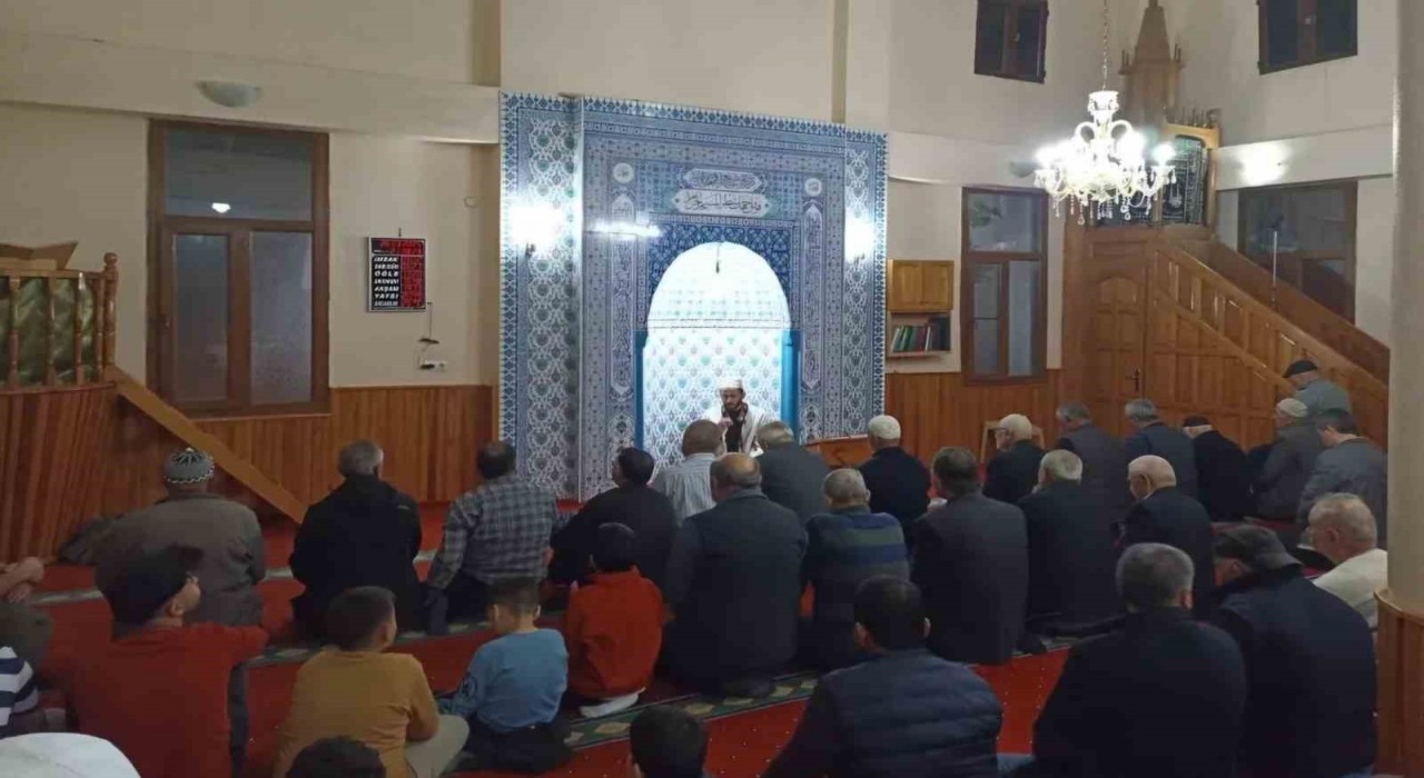 Kadir Gecesinde Aydında dualar semaya yükseldi