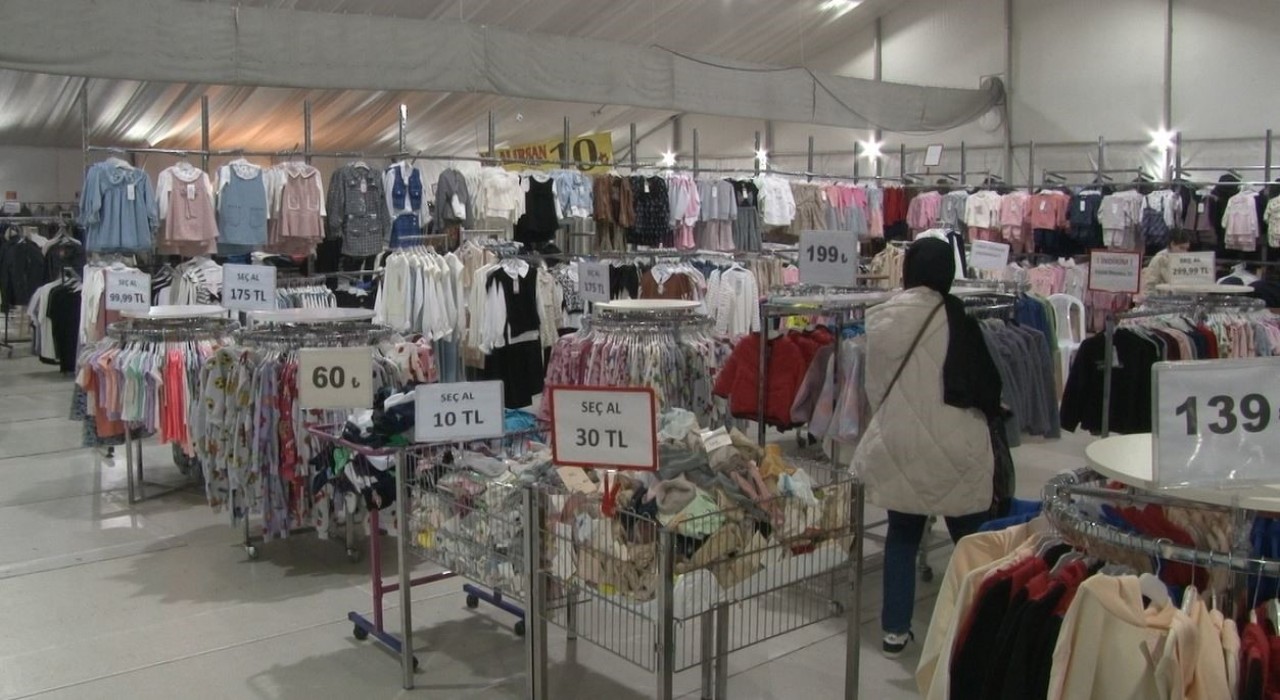 Kağıthane Hasbahçede düzenlenen Ramazana Özel Bayram Alışveriş Festivaline yoğun ilgi