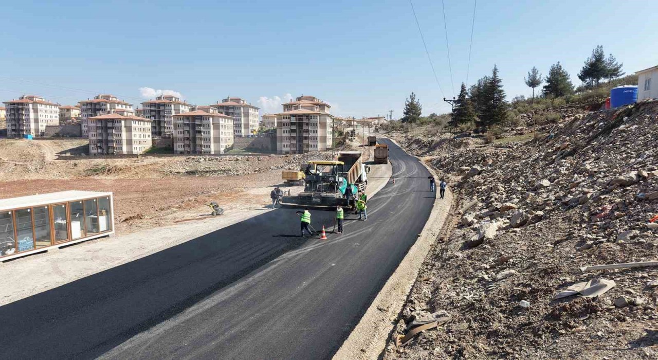 Kahramanmaraş Büyükşehir Belediyesi, Türkoğlunda yolları yeniliyor
