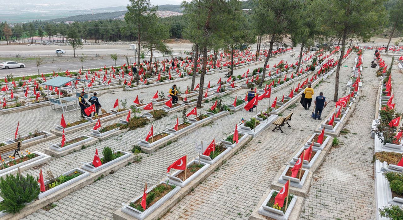 Kahramanmaraş Büyükşehir Belediyesi’nden Bayram Öncesi Mezarlık Temizliği
