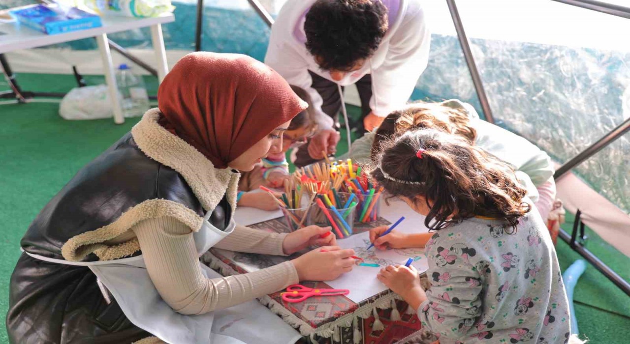 Kahramanmaraşta Ramazan panayırında çocuklar doyasıya eğleniyor