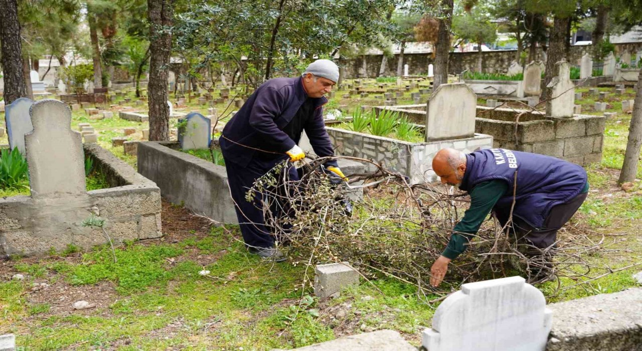 Kahta Belediyesinden Kadir Gecesi ve bayram öncesi mezarlık temizliği