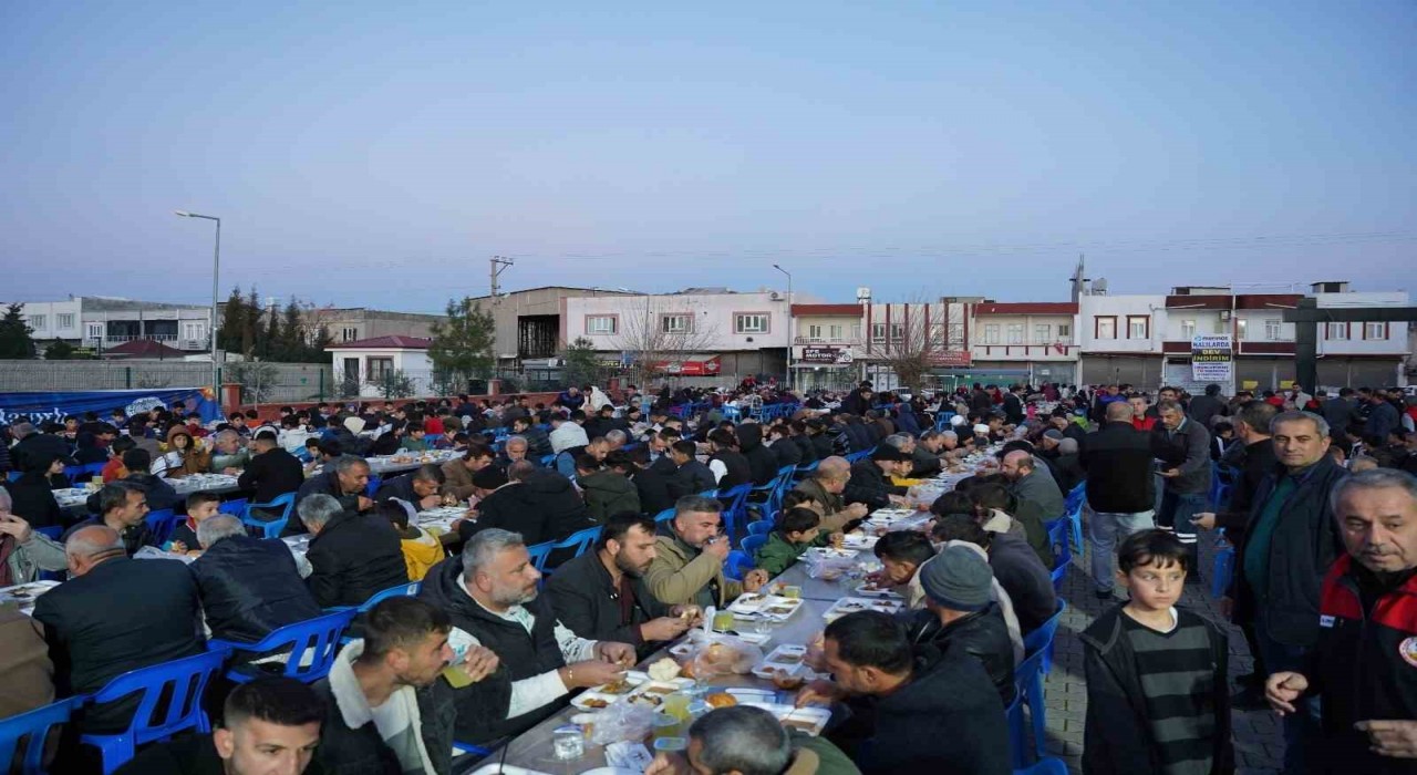 Kahta Belediyesinin iftar çadırına yoğun ilgi