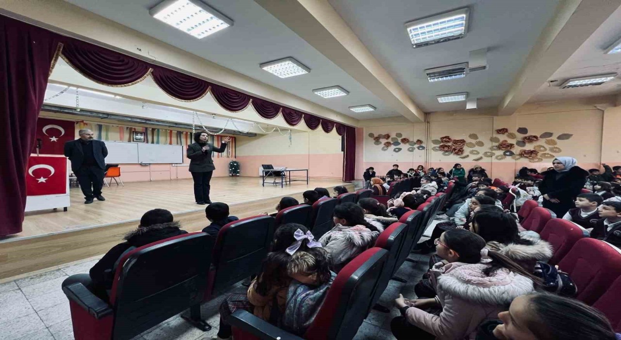 Kamu personellerine ve öğrencilere ‘fermuar sistemi anlatıldı