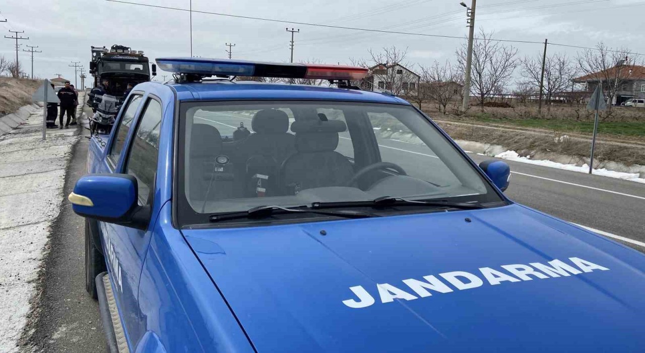 Kamyonun motor kısmındaki yangın paniğe neden oldu