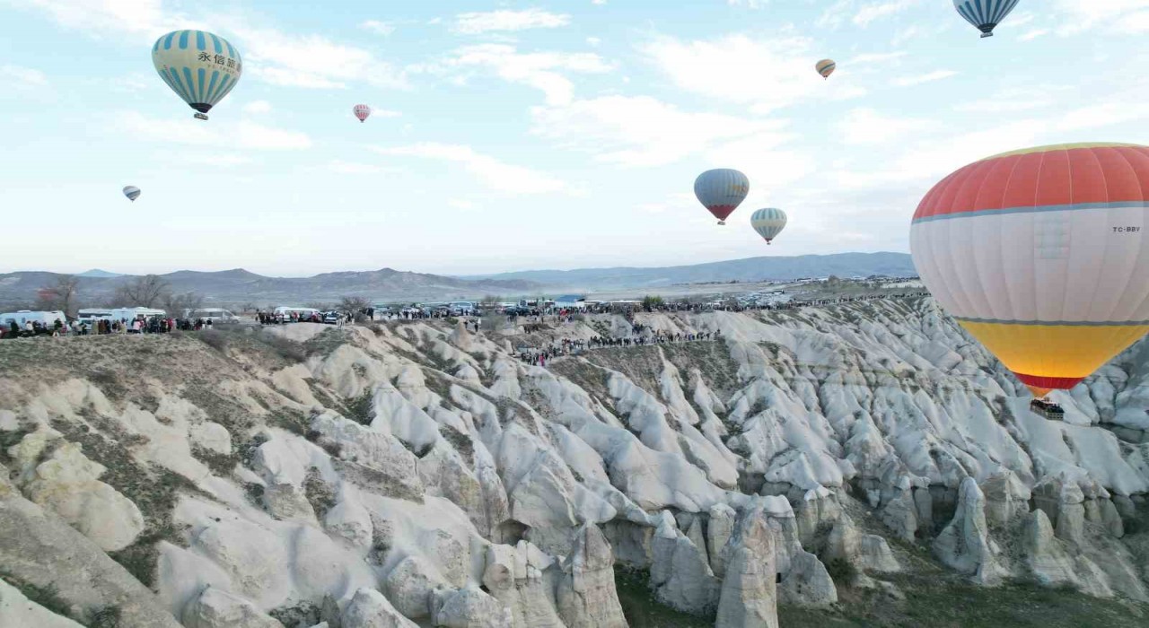 Kapadokyada yeryüzü de gökyüzü de doldu