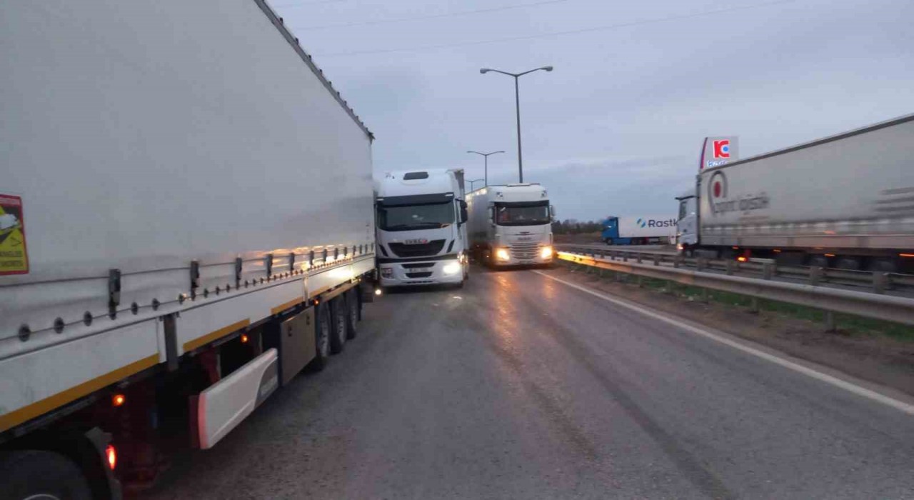 Kapıkulede tır sürücülerine gelen yanlış SMS 10 kilometre kuyruğa neden oldu