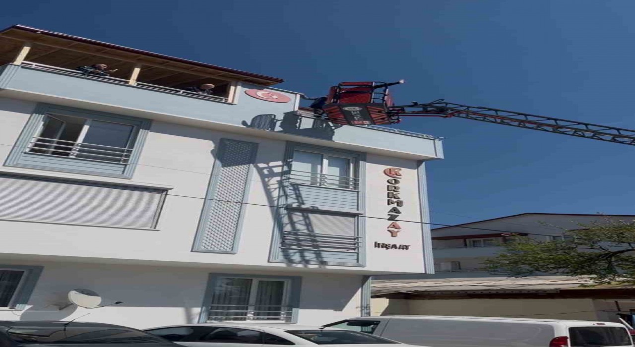 Kaplama yapmak için çıktığı çatıda mahsur kaldı