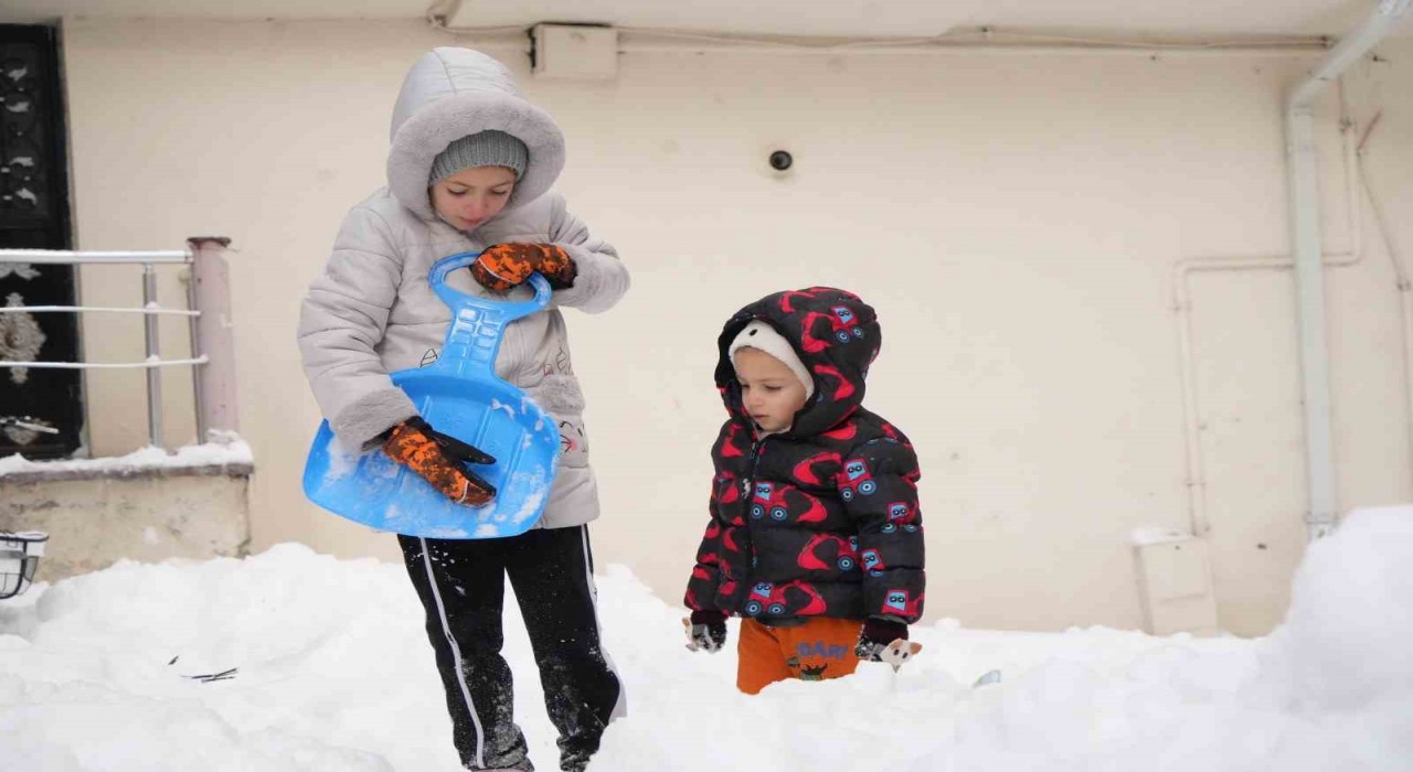 Kar yağışı nedeniyle Bayburtta tüm okullar tedbir amaçlı tatil edildi