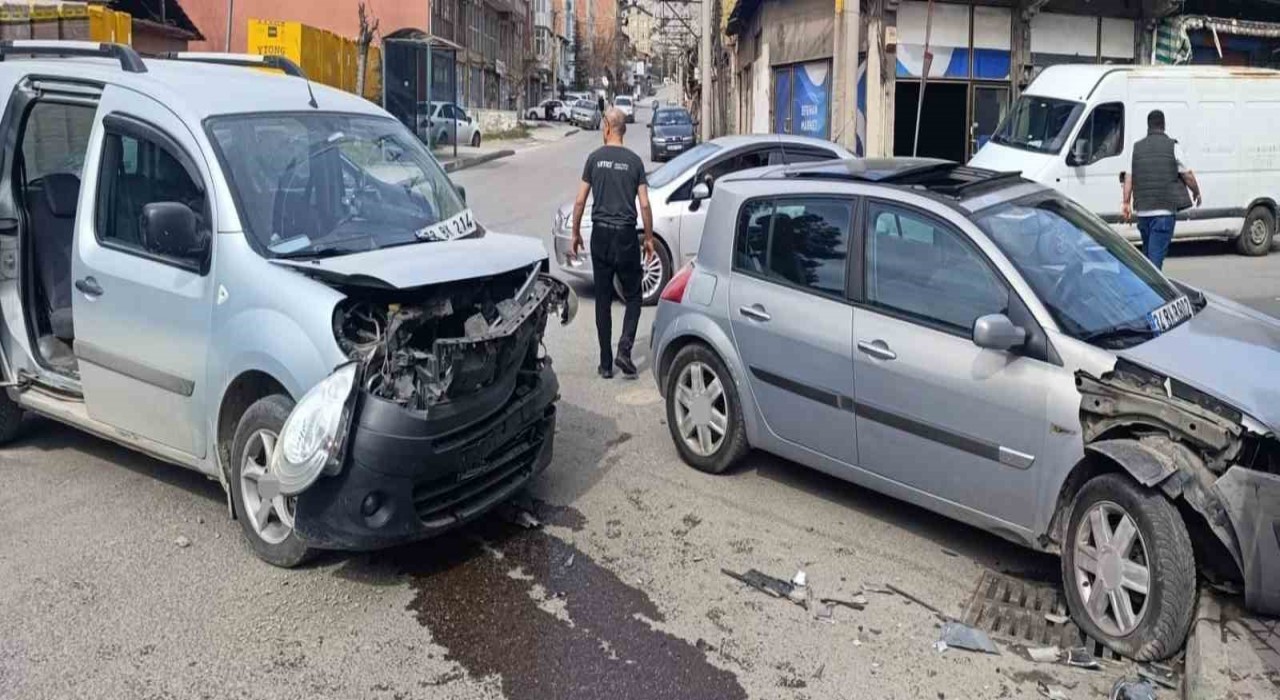 Karabükte hafif ticari araç ile otomobil çarpıştı: 2 yaralı