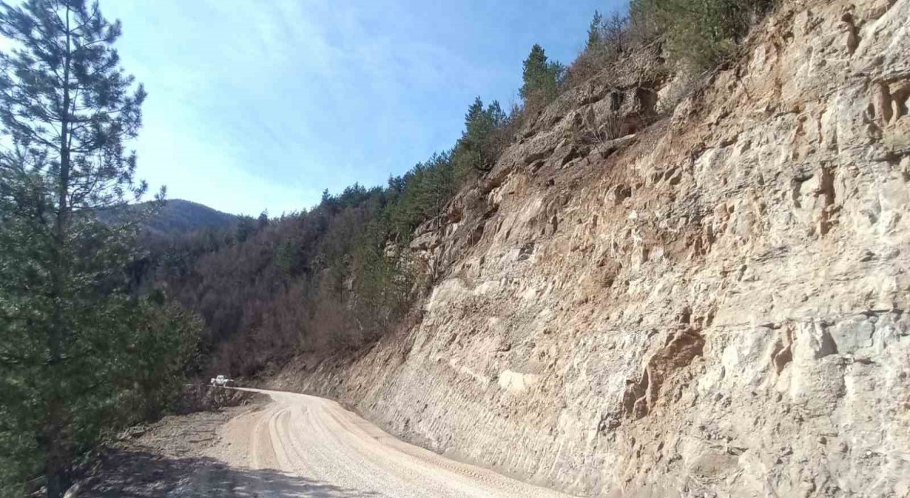 Karabükte heyelanda kapanan köy yolu ulaşıma açıldı