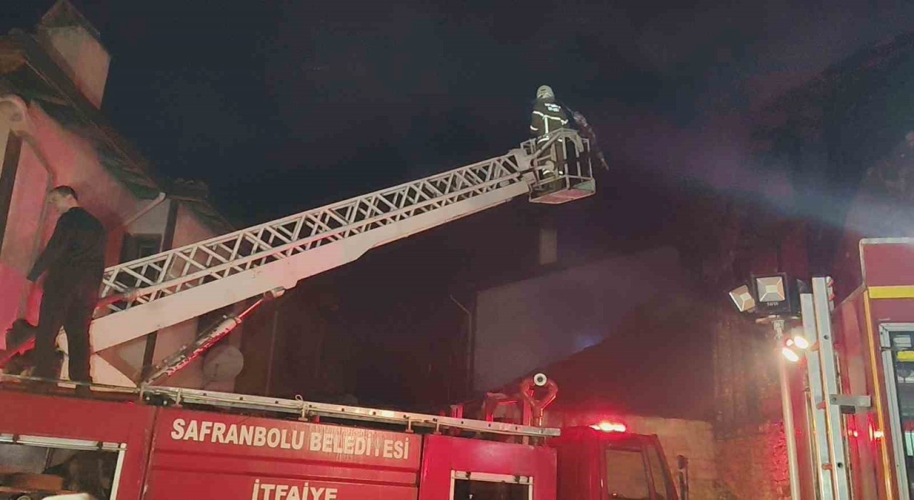 Karabükte iki ev alevlere teslim oldu