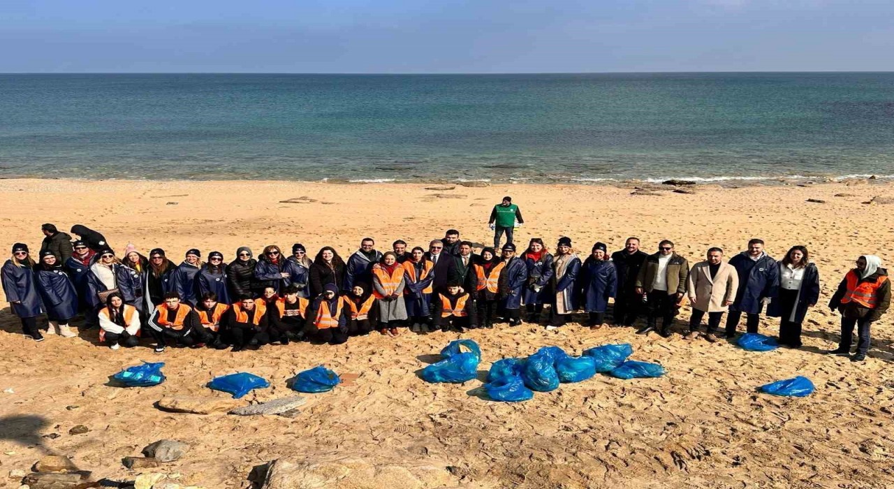 Karaburun sahiline ‘Mavi Gelecek projesi dokundu, 107 kilogram atık toplandı