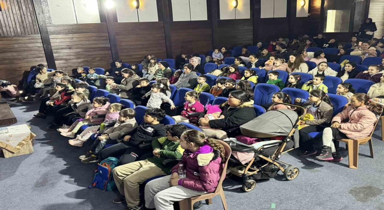 Karacasulu çocuklar, Büyükşehirin tiyatrosuyla eğlendi