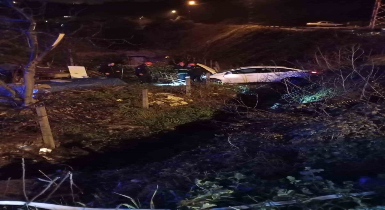 Karadeniz Ereğlide otomobil dereye uçtu