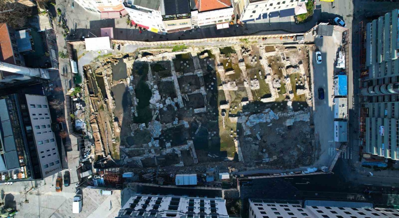 Karaköyde otopark çalışmaları sırasında bulunan tarihi kalıntılar gün yüzüne çıkıyor