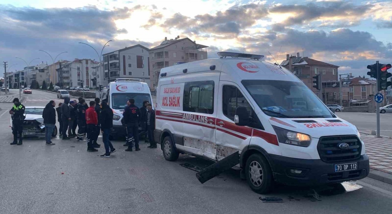 Karamanda ambulansla otomobil çarpıştı: 3 yaralı