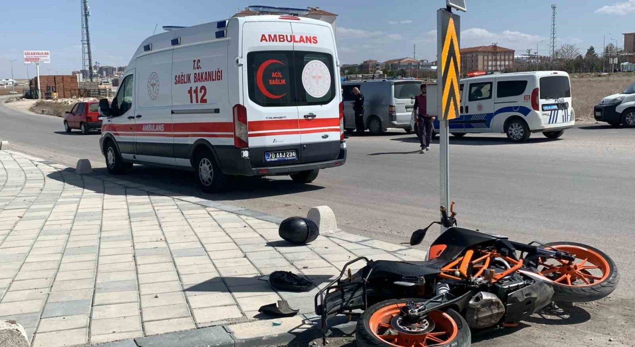 Karamanda devrilen motosikletin sürücüsü ölümden döndü