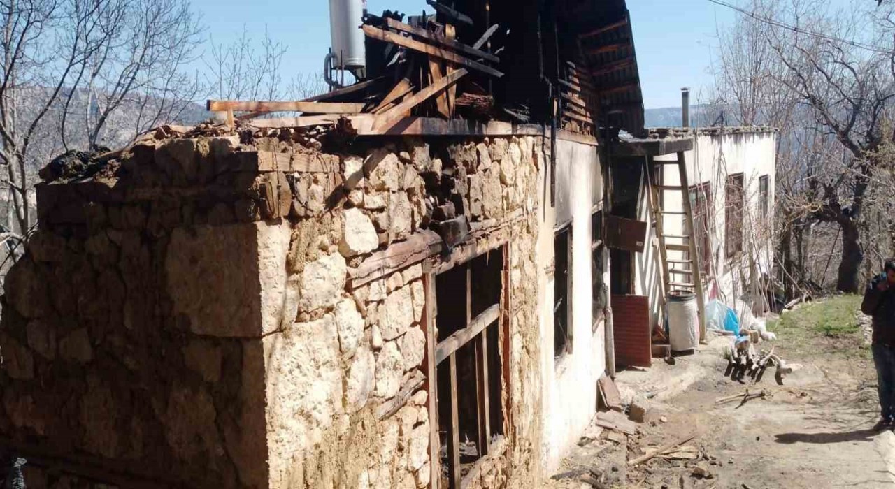 Karamanda ev yangını: 1 ölü, 1 yaralı