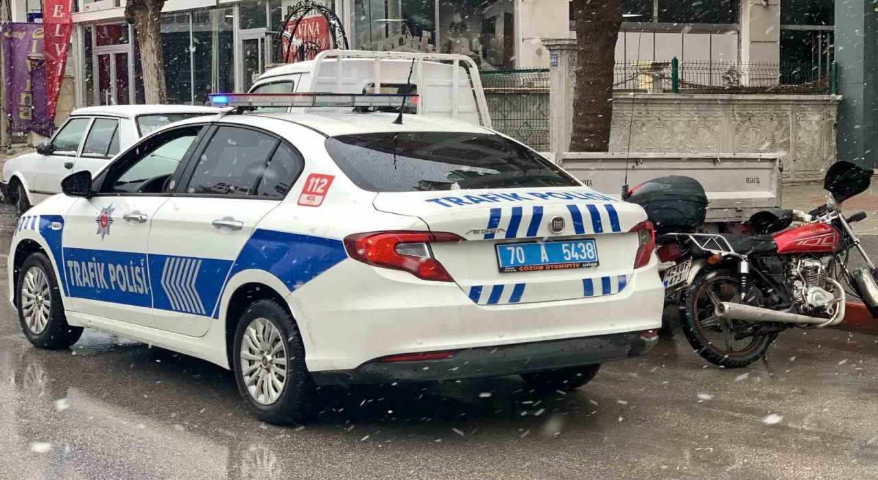 Karamanda motosikletin çarptığı yaya yaralandı