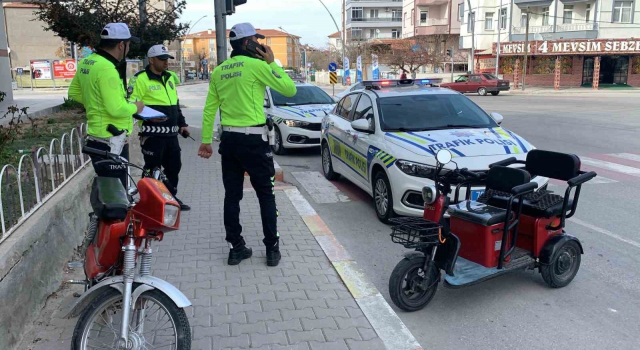 Karamanda motosikletle üç tekerlekli bisiklet çarpıştı: 1i çocuk 3 yaralı