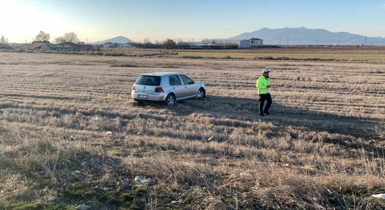 Karamanda otomobil tarlaya uçtu: 2 yaralı