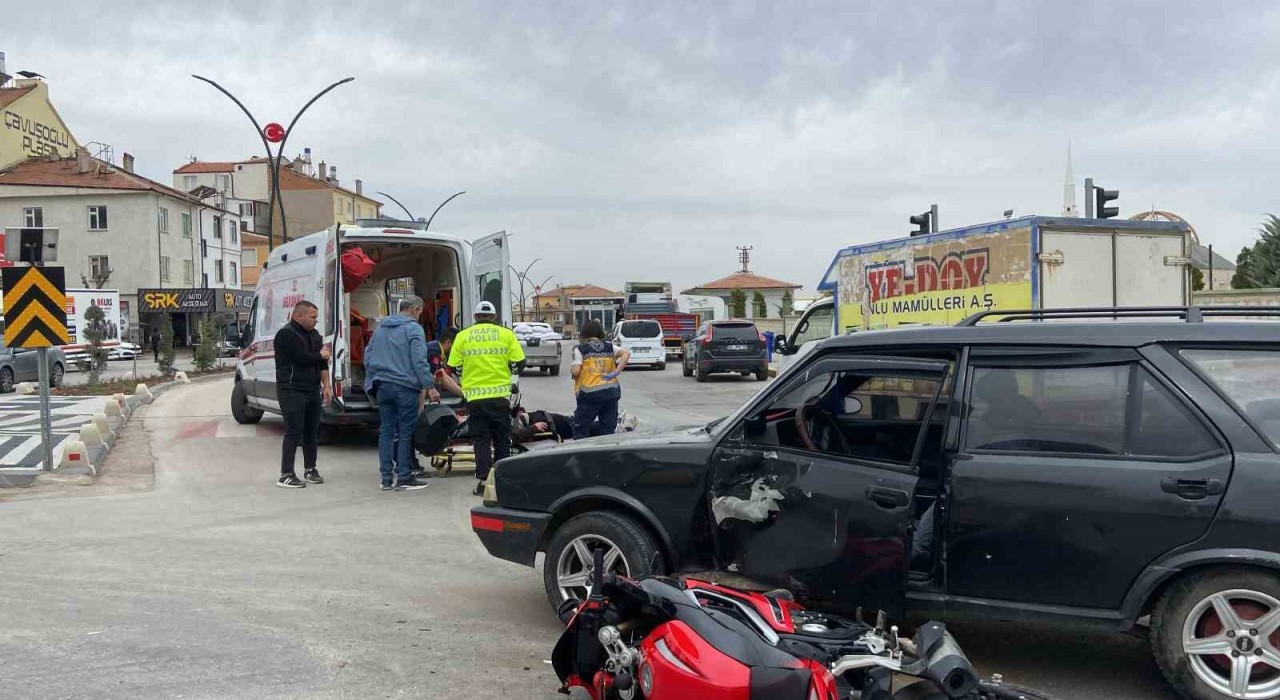 Karamanda otomobille çarpışa motosikletin sürücüsü yaralandı