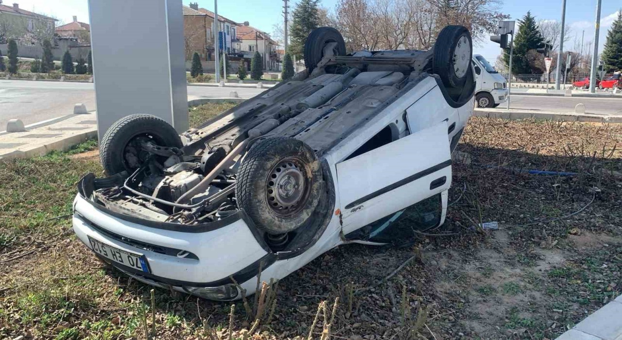 Karamanda takla atan otomobilin sürücüsü yaralandı