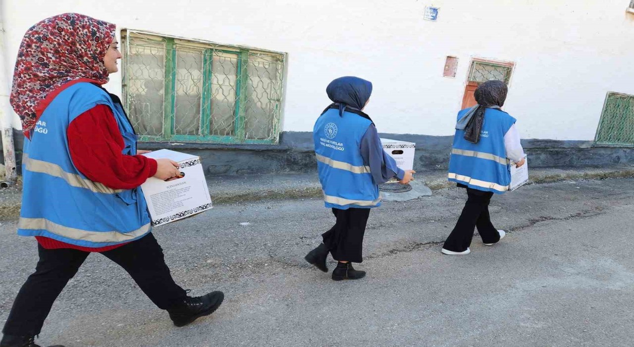 Karamanda yurt öğrencileri yardım kolilerini ihtiyaç sahiplerine ulaştırdı