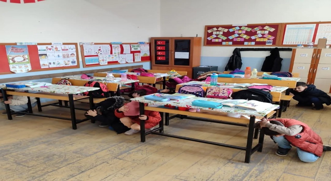 Karapınarda ilkokul öğrencileri deprem tatbikatı gerçekleştirdi