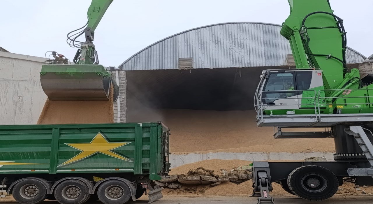 Karasu Limanındaki deponun perde duvarı yıkıldı: Tahıllar yola saçıldı