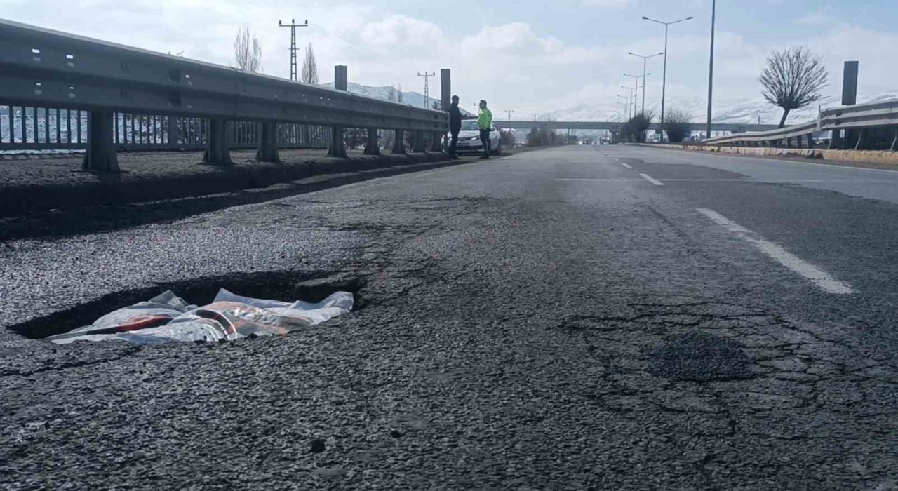 Karayolunda oluşan çöküntüler tehlike saçıyor
