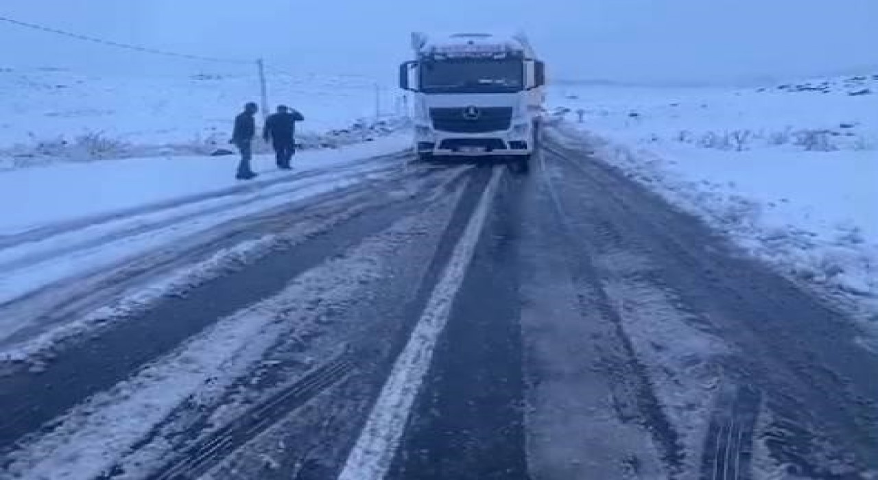 Kars-Ardahan karayolunda yoğun kar yağışı etkili oldu; Tırlar yolda kaldı