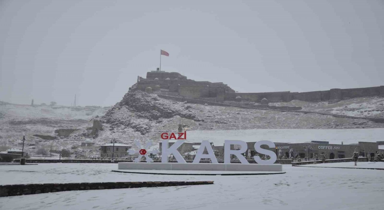 Kars beyaz örtüyle kaplandı
