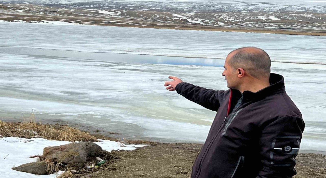 Kars Çıldır Gölündeki buzlar çözülmeye başladı