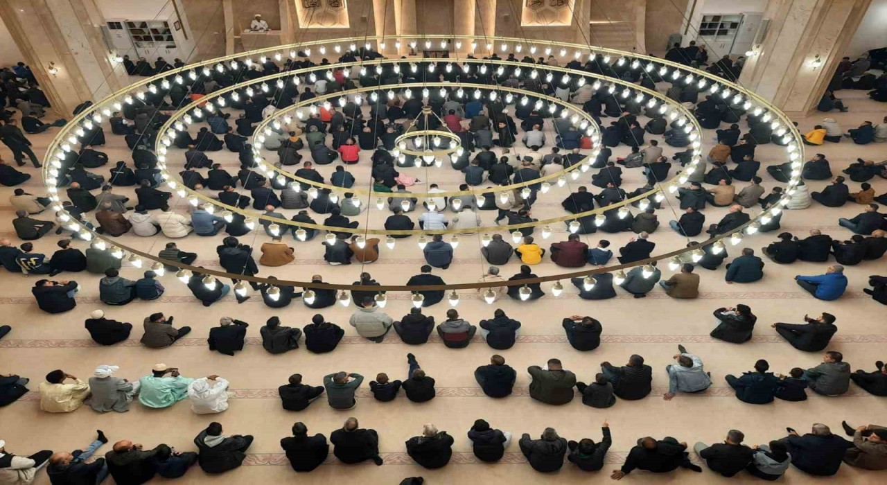 Karsta bayram namazında camilere akın