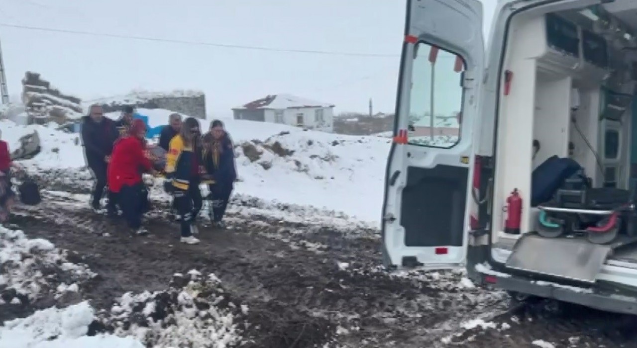 Karsta ekipler boynu kırılan yaşlı kadın için seferber oldu