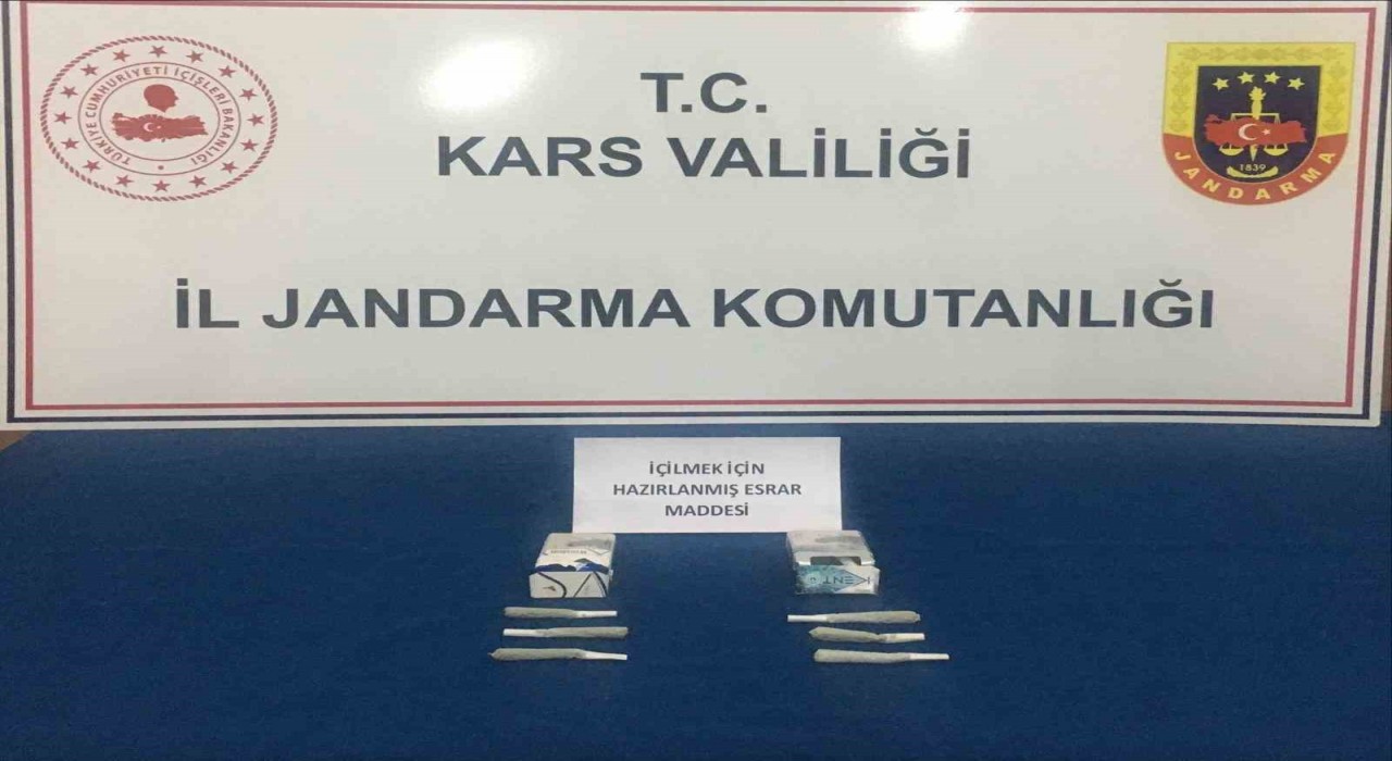 Karsta İranlıların sigara paketine sakladığı uyuşturucu jandarmaya takıldı