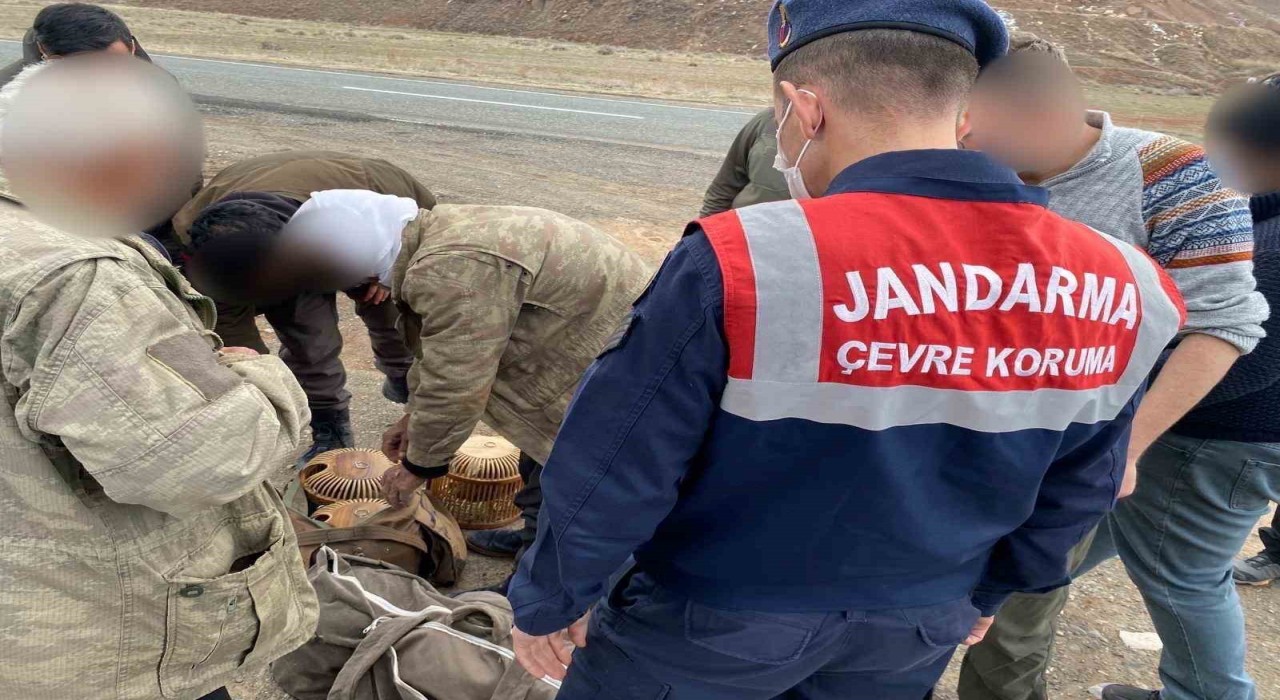 Karsta jandarma kaçak avcılara göz açtırmıyor