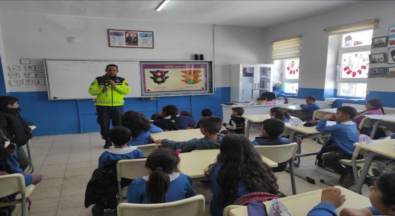 Karsta jandarmadan öğrencilere trafik eğitimi