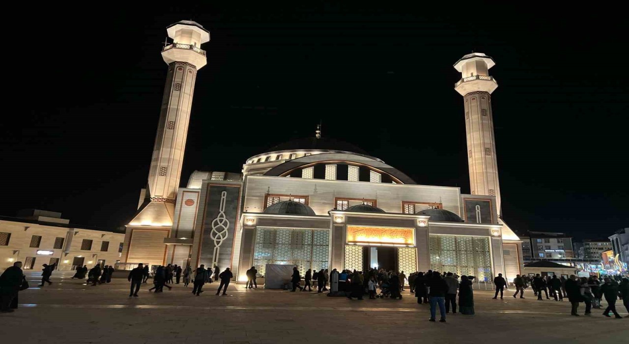 Karsta Kadir Gecesinde camiler doldu taştı