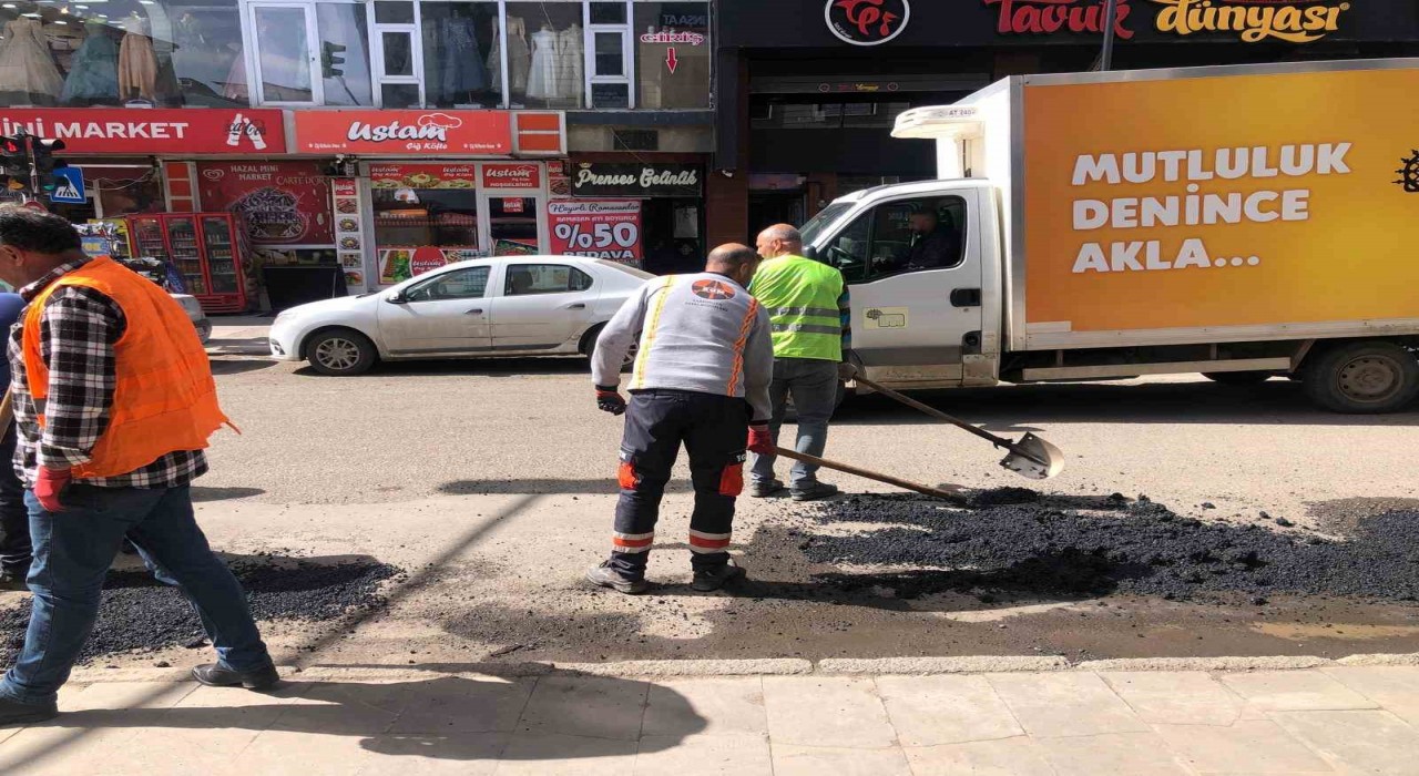 Karsta karayolları ekiplerinden asfalt yama çalışması