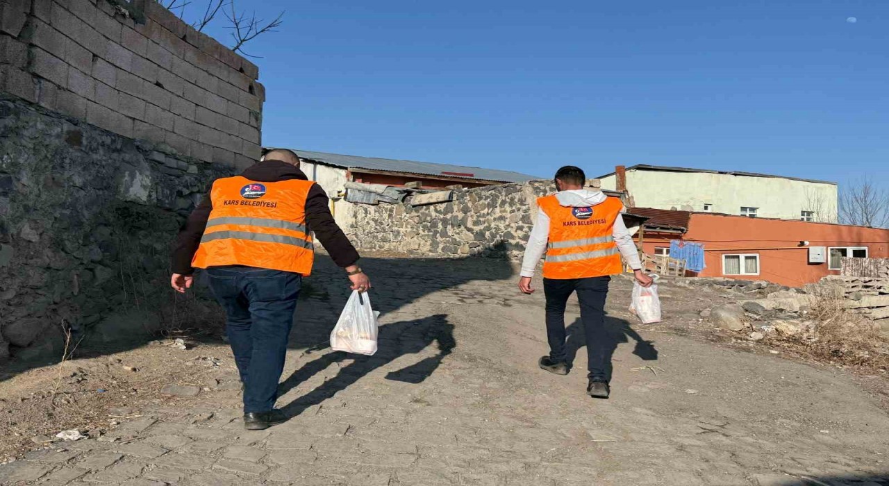 Karsta onlarca aileye sıcak yemek dağıtılıyor
