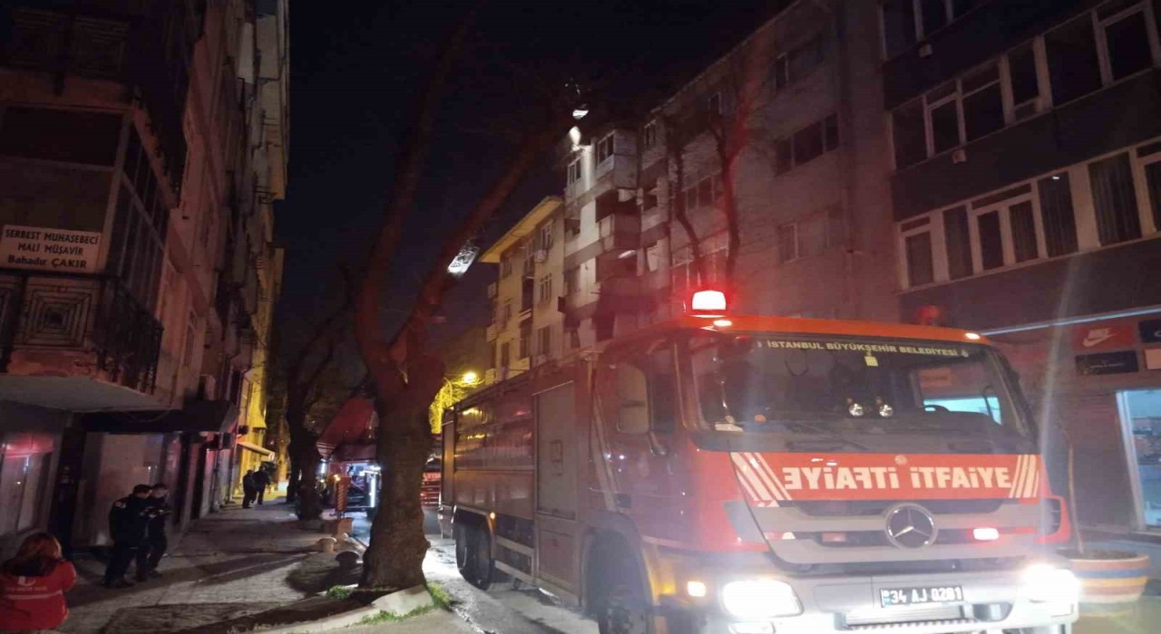 Kartalda 6 katlı binada korkutan yangın