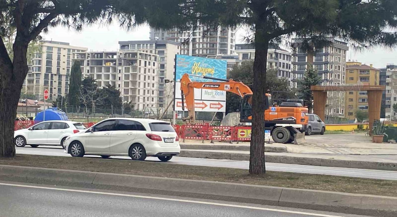 Kartalda denize dökülen atık su çevreye kötü koku yaydı