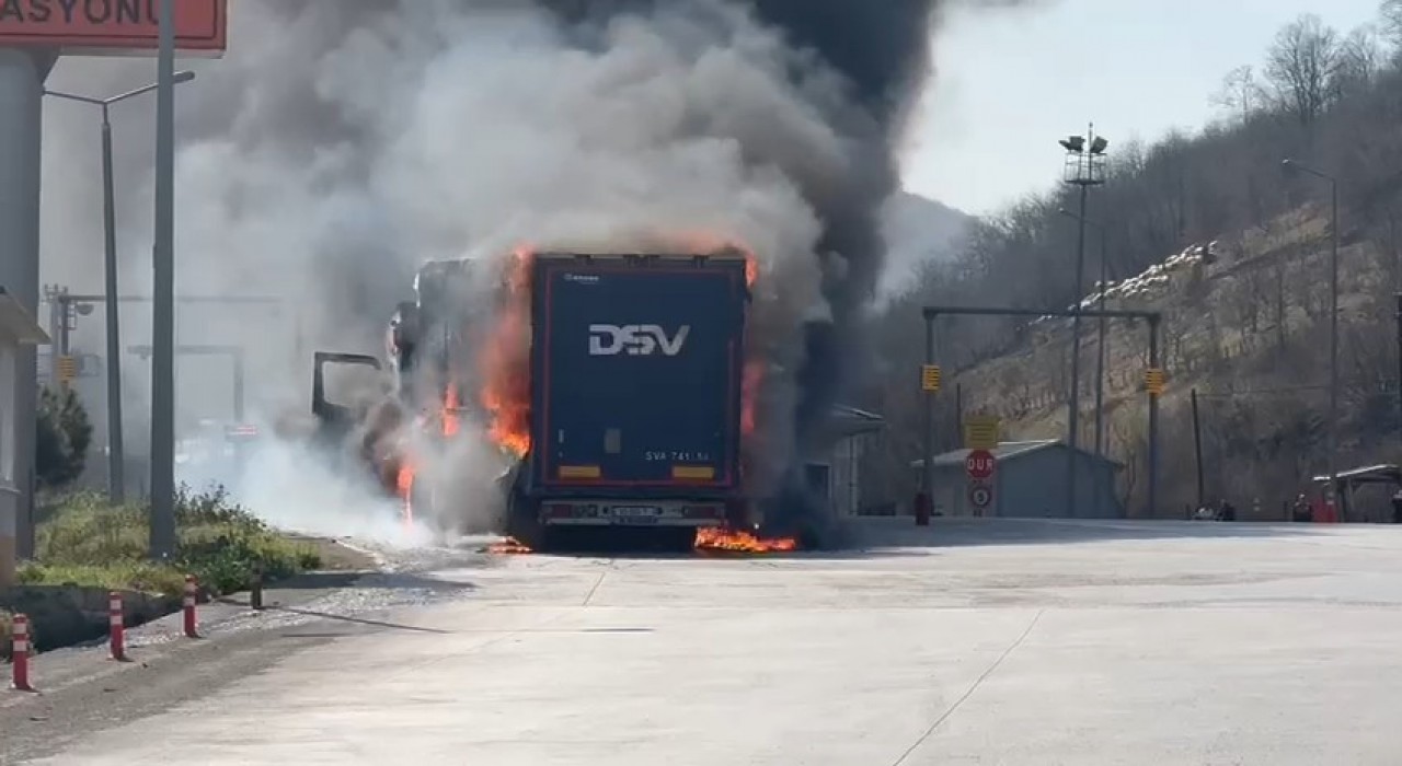 Karton yüklü tır, Karayolları Denetleme İstasyonunda alevlere teslim oldu