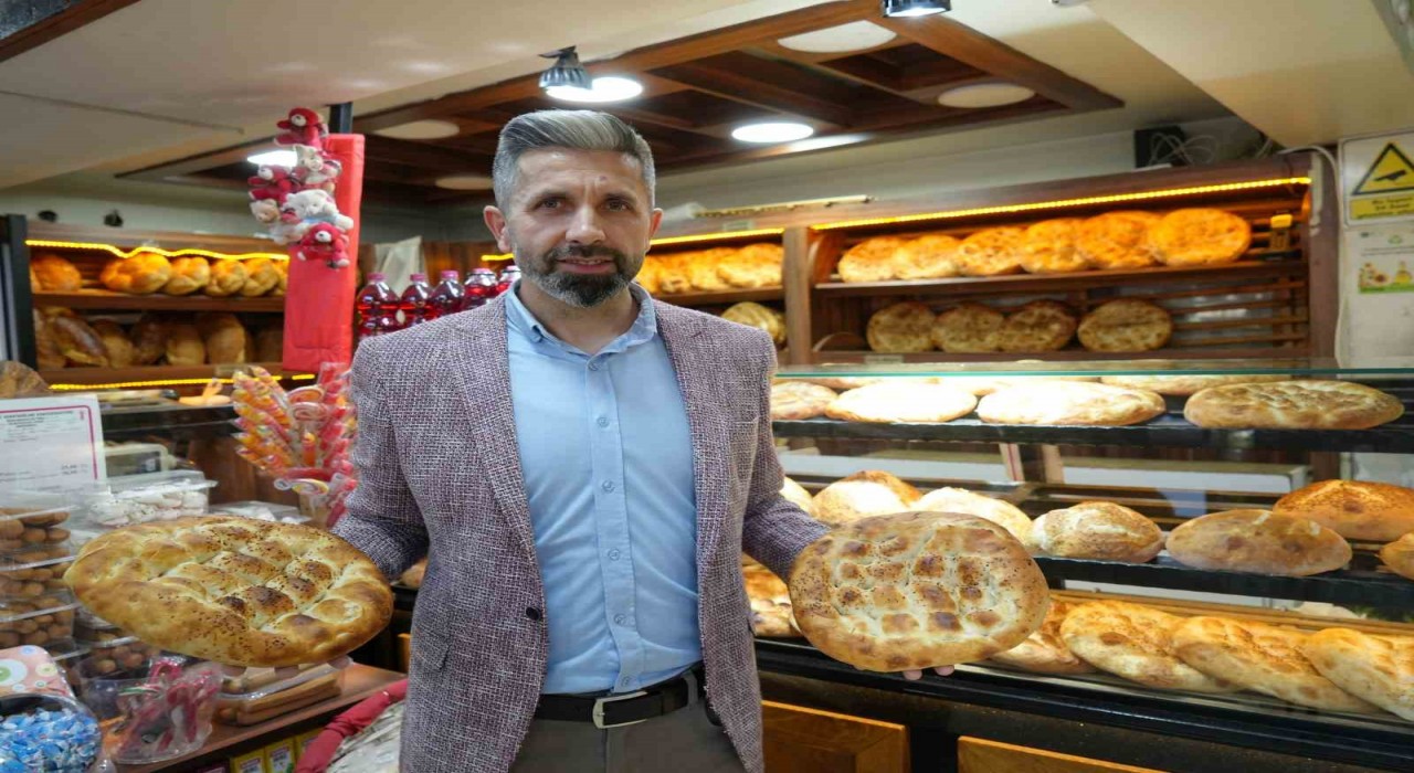 Kastamonuda 3 metrelik Ramazan pidesi 600 liraya satıldı