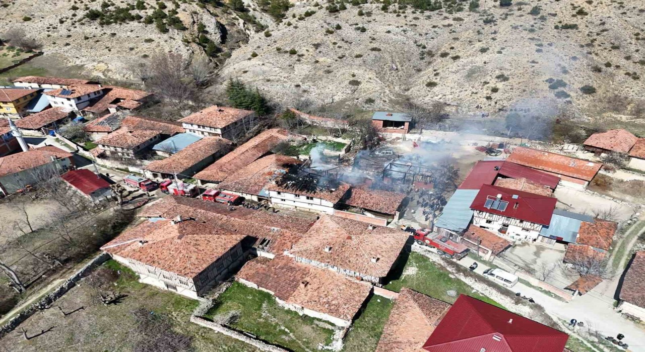 Kastamonuda çıkan yangında 2 ev, 1 araç yandı